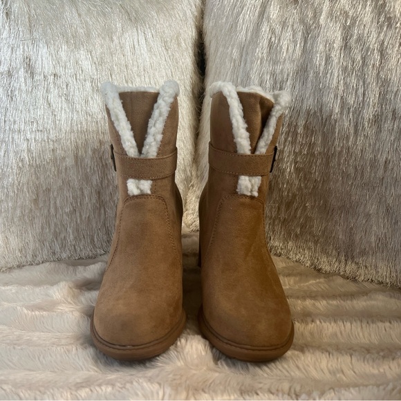 American Eagle by Payless Fuzzy Tan Winter Boots - Picture 3 of 13